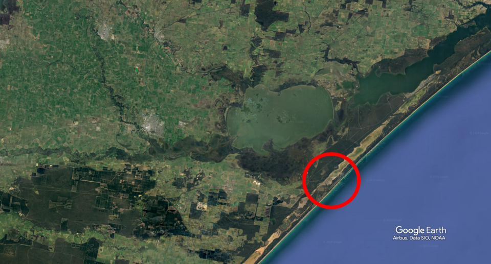 A map of 90 Mile Beach with a red circle around the spot where the fish were found.