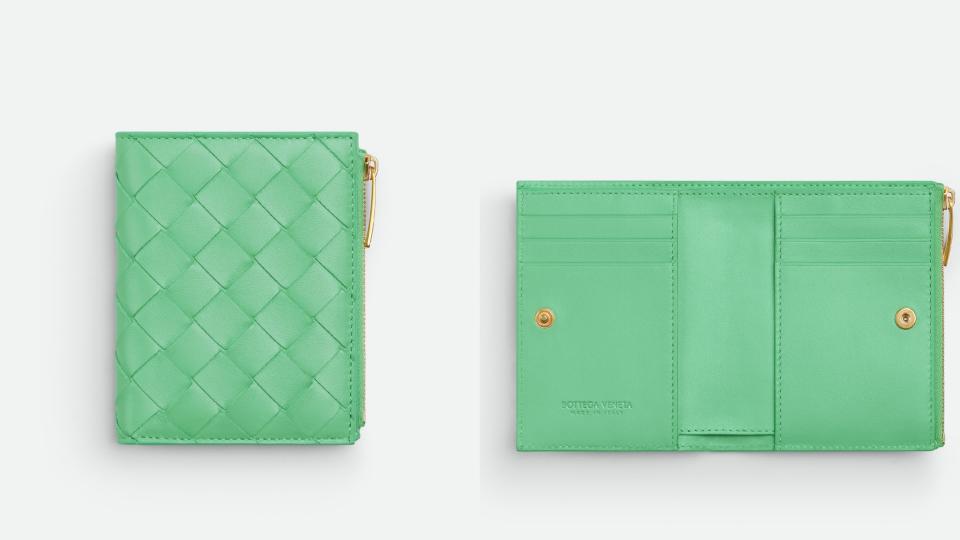 Style de portefeuille porte-bonheur recommandé pour les signes de feu : portefeuille à fermeture éclair à deux volets BOTTEGA VENETA Intrecciato, 22 000 NT$. Source de l'image : BOTTEGA VENETA