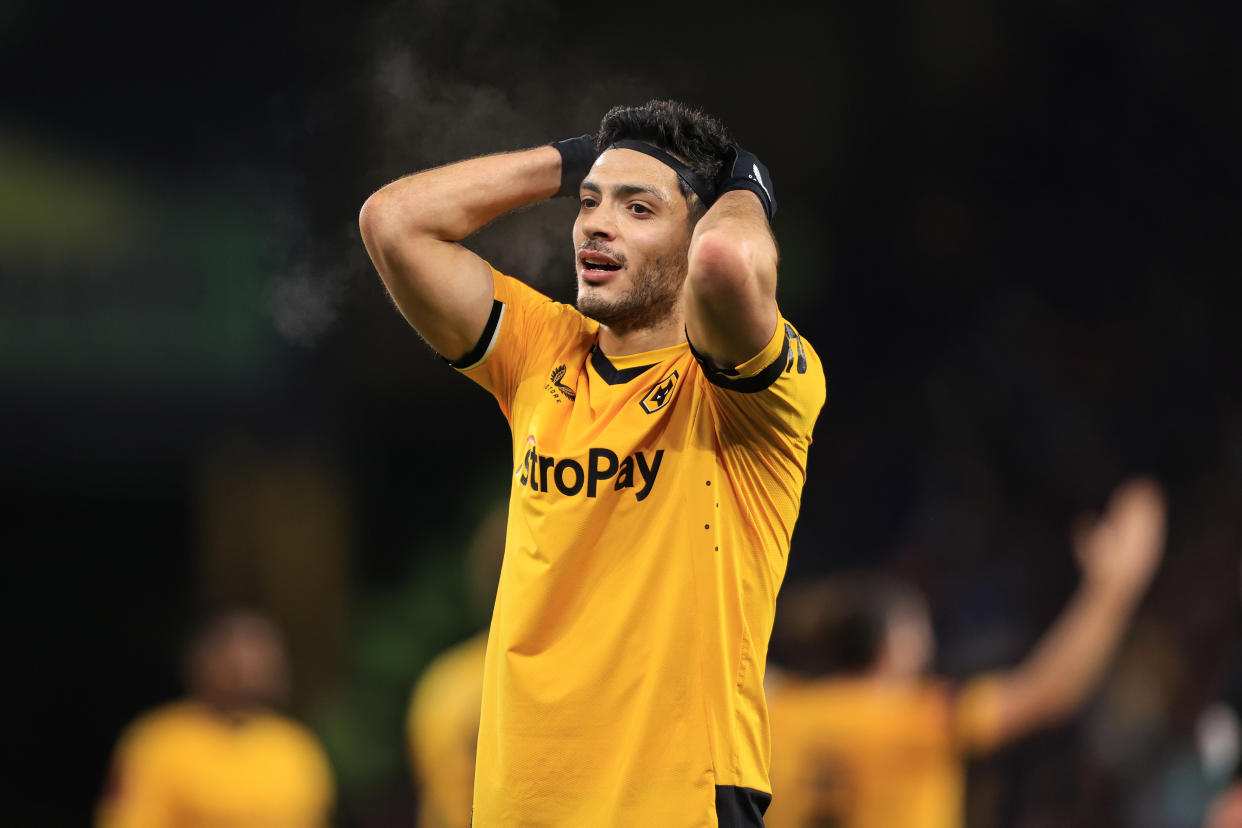 Raúl Jiménez en un partido contra el Liverpool, en la FA Cup, en enero pasado. (Simon Stacpoole/Offside/Offside via Getty Images)