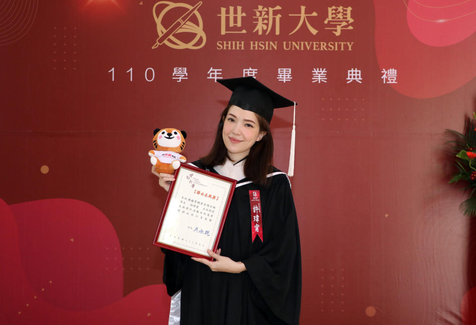 演員許瑋甯於世新傳播管理學系上海碩專班畢業，更獲得傑出表現獎 (世新大學提供)