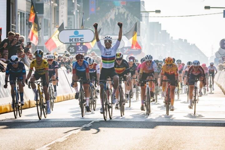 <span class="article__caption">Big bunch sprint or small group? It’s the dynamic that shapes the race.</span>