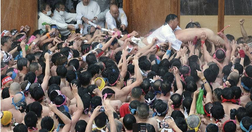 日本「裸祭」首次讓女性參加，圖為大家搶摸神男。（圖／達志／美聯社，下同）