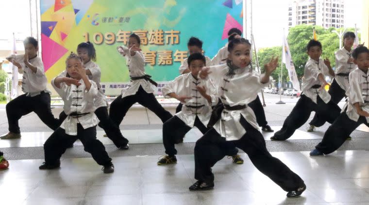 高雄市國武術委員會以「動魄武集」進行運動社團觀摩表演。高雄市政府運動發展局提供