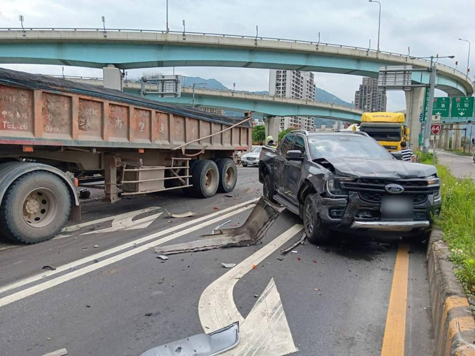 車禍現場，7車撞成一團。讀者提供