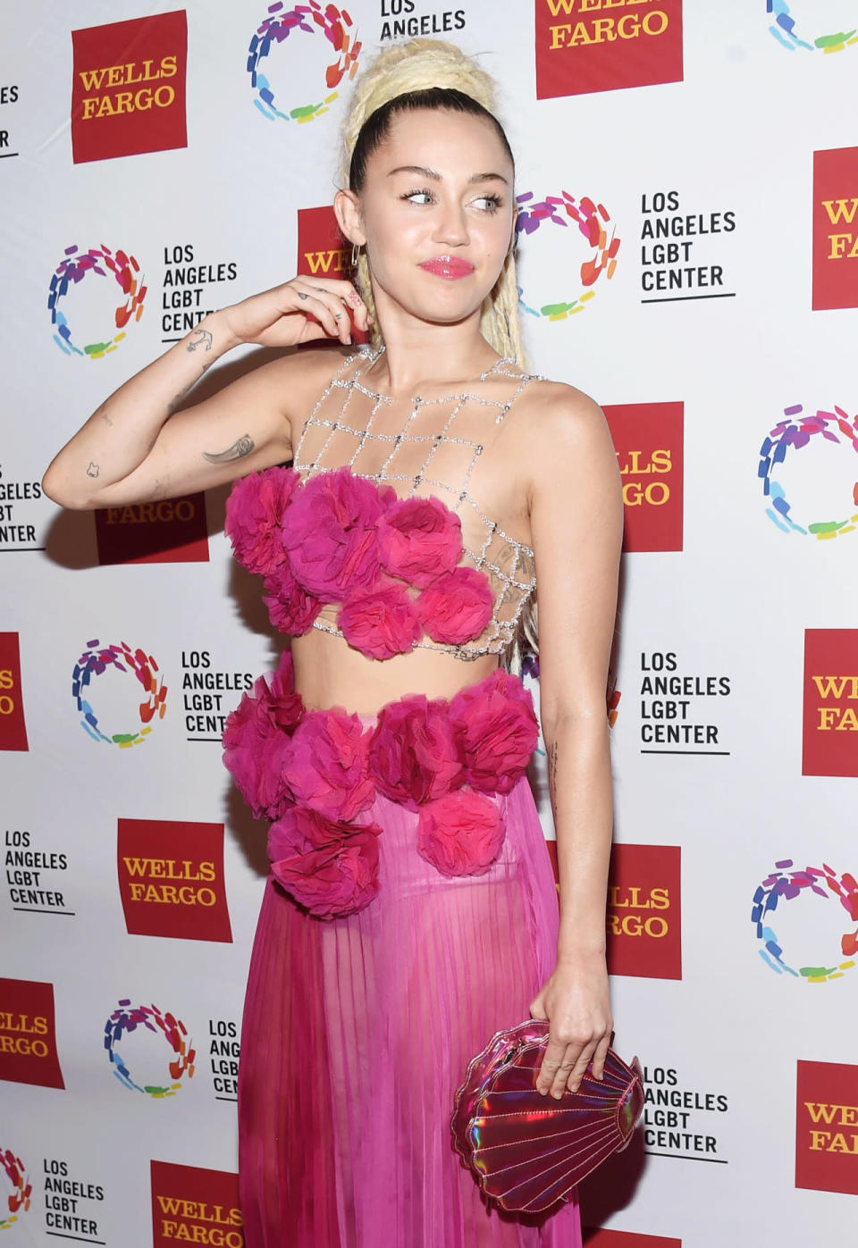 Miley Cyrus est la reine des tenues les plus folles. Pour accompagner son ensemble de Petite Sirène revisité, elle a choisi un sac en forme de coquillage… rose pétant bien sûr.