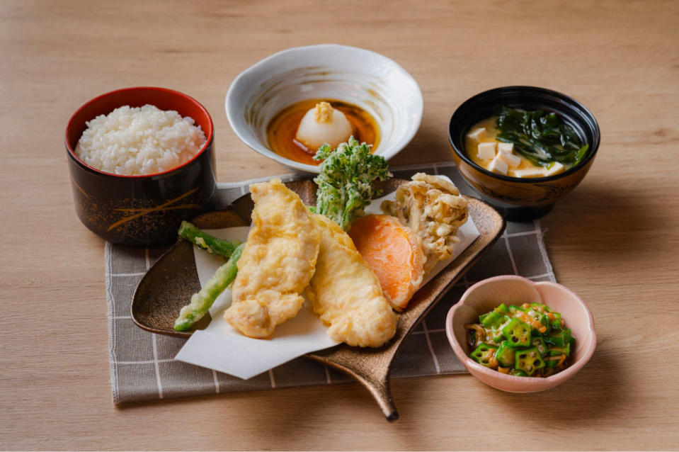 a flatlay of the chicken tempura set