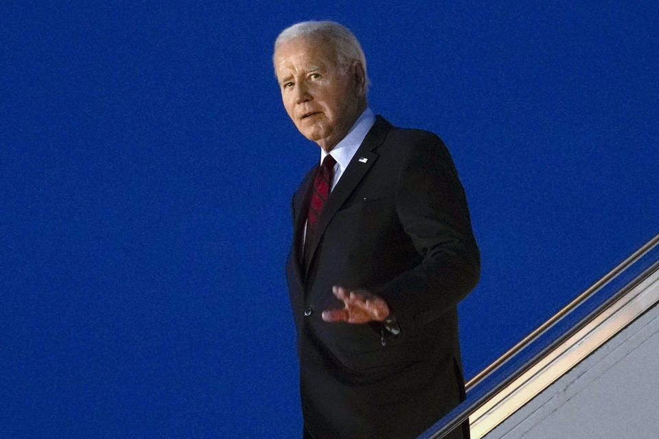 El presidente Joe Biden saluda al bajar las escaleras del Air Force One en el aeropuerto de Stansted, Inglaterra, el domingo 9 de julio de 2023. (AP Foto/Susan Walsh)