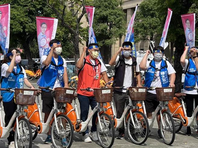 參選第6選區台中市議員的楊大鋐，1日騎著Youbike自行車、帶著一批青年助選團登記，頭上還綁著「必勝」布條，強調要邁向勝選之路。(林欣儀攝)