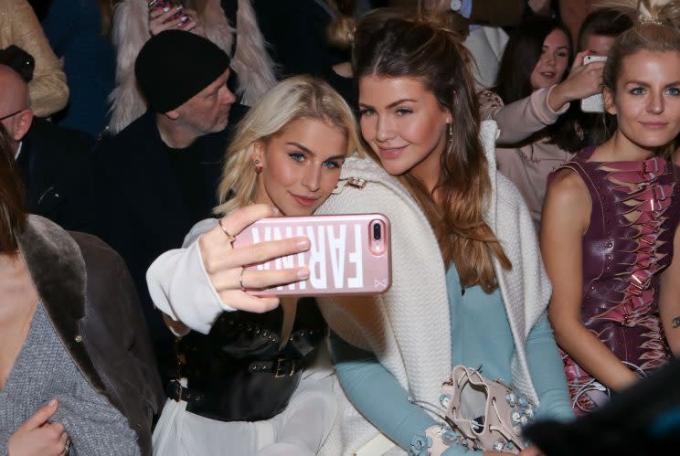 Caro Daur und Farina Opoku posieren für ein gemeinsames Selfie. (Bild: ddp Images)