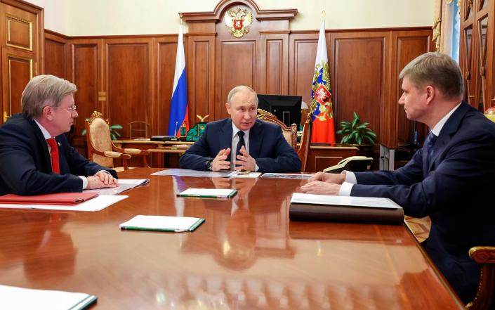 Vladimir Putin (center) speaks with Oleg Belozerov (right) and Vitaly Saveliev (left) - Mikhail Klimentyev/Pool Sputnik Kremlin