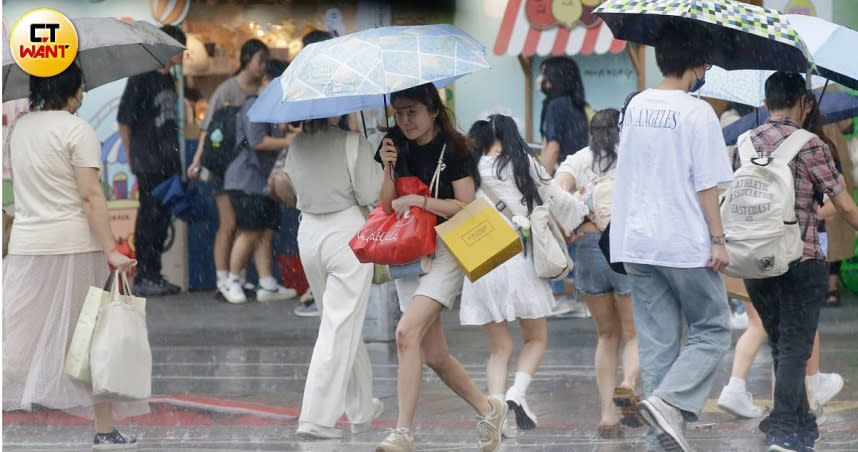 中央氣象署指出，貝碧佳向琉球靠近將為台灣帶來水氣，預計雨彈會狂炸4天。（圖／黃耀徵攝）