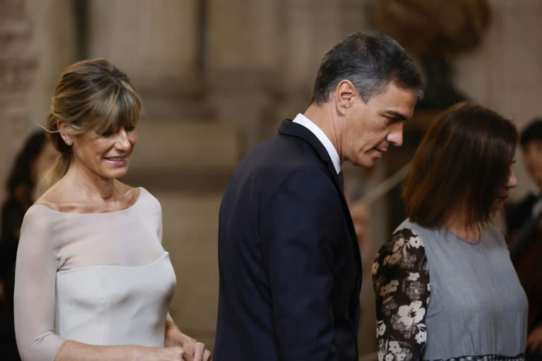 Le Premier ministre espagnol Pedro Sanchez (droite) et sa femme Begoña Gomez (gauche) le 19 juin 2024 au Palais royal de Madrid (Juan Medina)