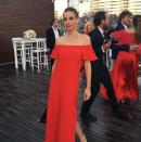 <p>La ex de Andrés Calamaro se jugó por un vestido ‘off shoulder’ (sin hombros) de Clara Ibarguren. El make up con labios furiosos y el pelo tirante y hacia atrás. </p>