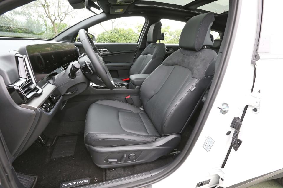 X-Line車型雙前座採真皮與麂皮包覆設計，且具備電動調整以及加熱與通風功能。