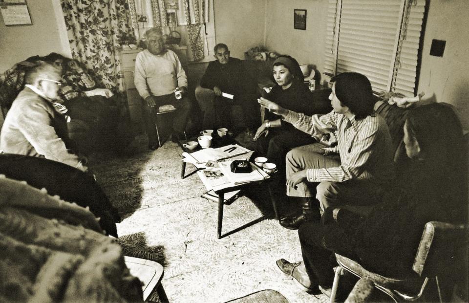 John Echohawk, right, explains the opportunity to create a national Indian legal defense fund and requesting feedback on how the organization could best serve Native people during a 1970 meeting in Black Mesa, Ariz.