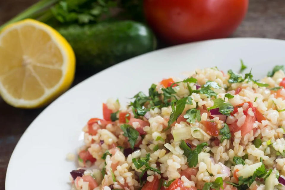 Tabule ensalada fresca para el calor mediterráneo