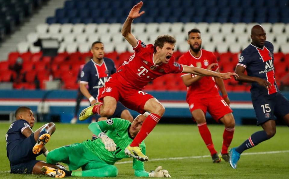 Bayern Munich’s Thomas Müller and the PSG goalkeeper, Keylor Navas