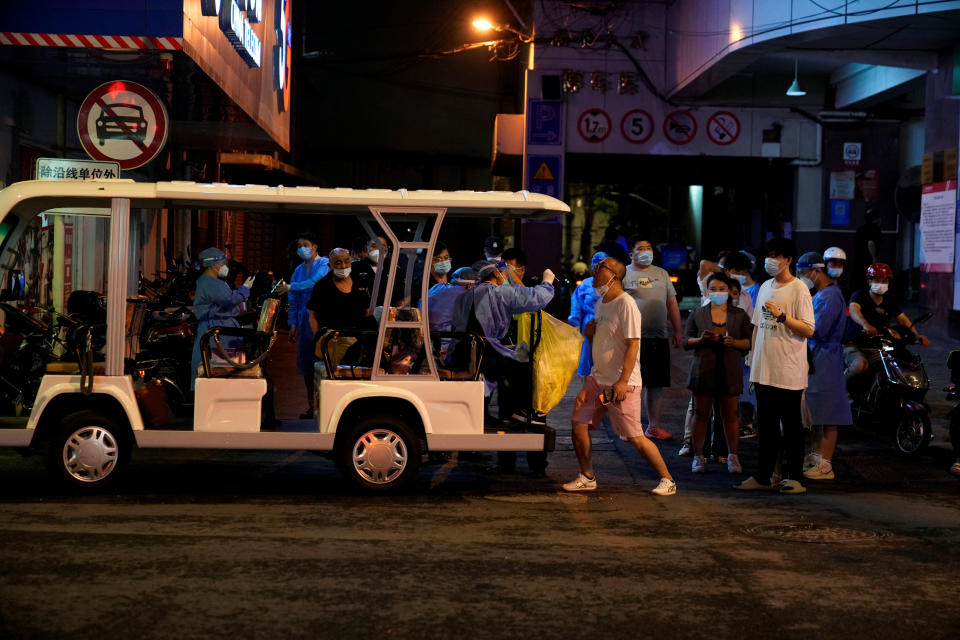 People line up to get tested for the coronavirus disease (COVID-19) at a nucleic acid testing site on a street, following the coronavirus disease (COVID-19) outbreak, in Shanghai China July 21, 2022. REUTERS/Aly Song