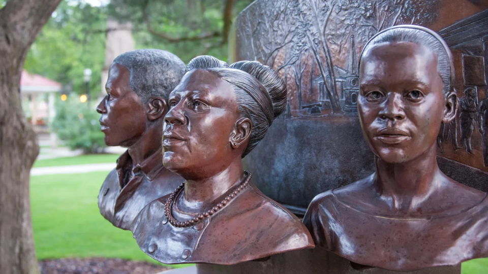 Monumento a líderes antidiscriminación racial