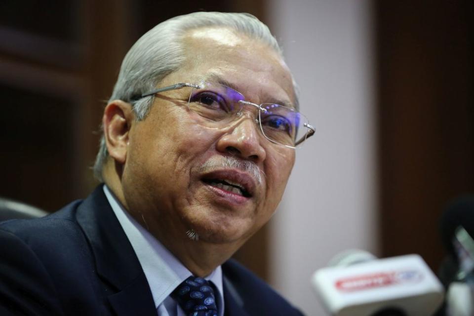 Umno secretary-general Tan Sri Annuar Musa asked detractors to give a solution that would avoid the need for an election amid the Covid-19 pandemic.— Picture by Yusof Mat Isa