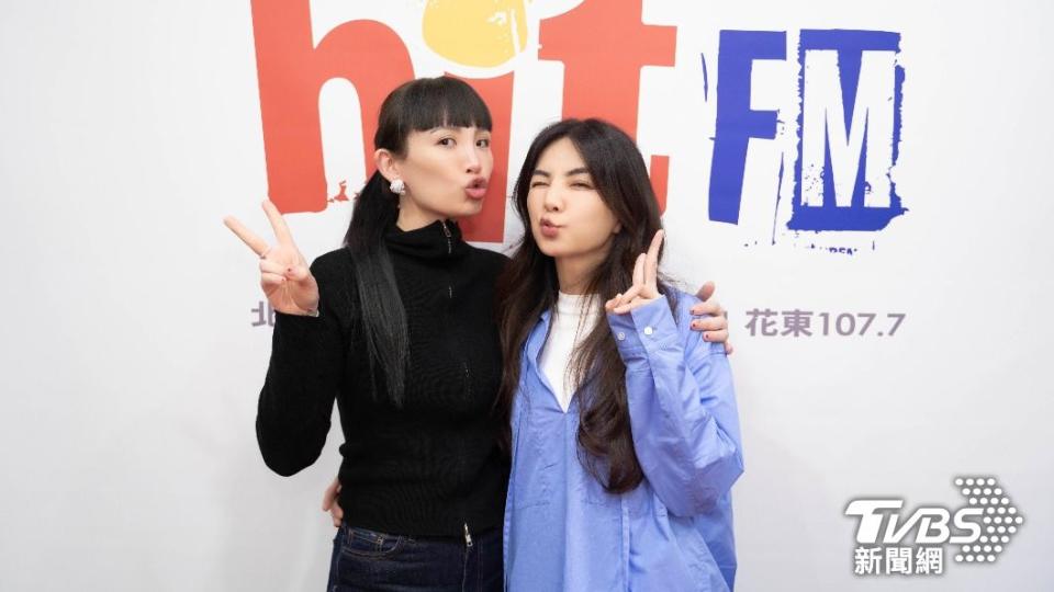 Ella跟魏如萱（左）在節目中分享彼此的BAD HABITS。（圖／Hit Fm聯播網提供）