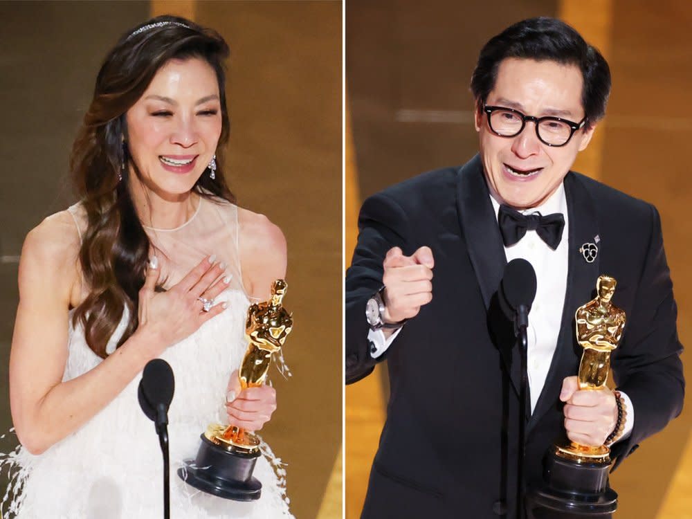 Michelle Yeoh und Ke Huy Quan mit ihren Goldjungen. (Bild: Myung J. Chun via Getty Images / Myung J. Chun/Getty Images)