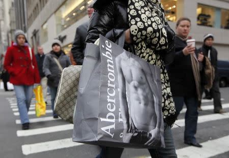 Shoppers carry bags as they walk down Fifth Avenue in New York, in this December 6, 2008 file photo. REUTERS/Chip East