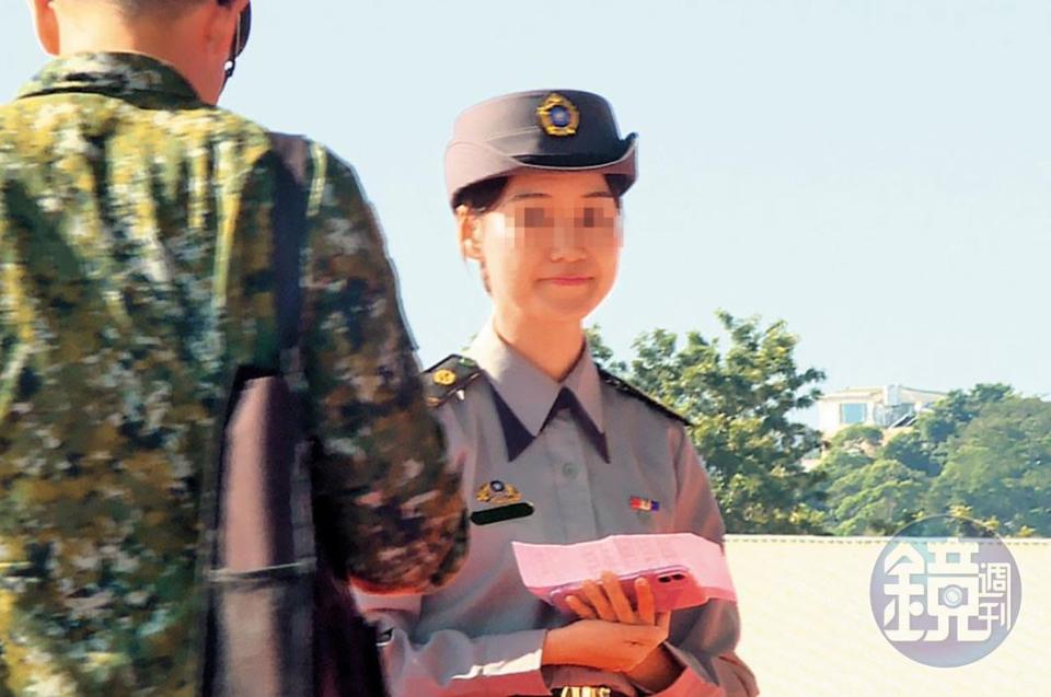 洪姓女士官外型亮麗，被選為黑鷹直升機隊成軍典禮的接待人員。（讀者提供）