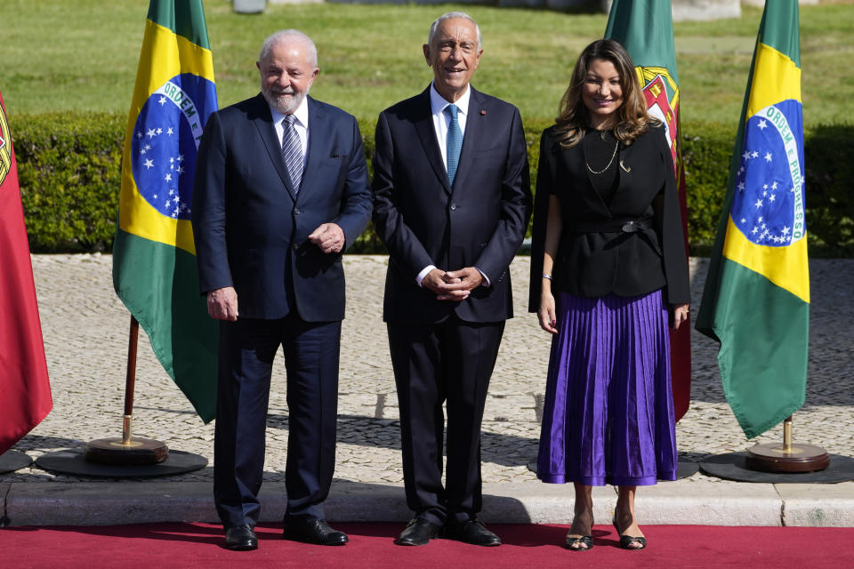 Portuguese President Marcelo Rebelo de Sousa next to Brazilian president Luis Inacio Lula da Silva and his wife Rosangela da Silva, pose during welcome ceremony outside the 16th century Jeronimos monastery in Lisbon, Saturday, April 22, 2023. Lula da Silva is in Lisbon for a four day state visit to Portugal. (AP Photo/Armando Franca)