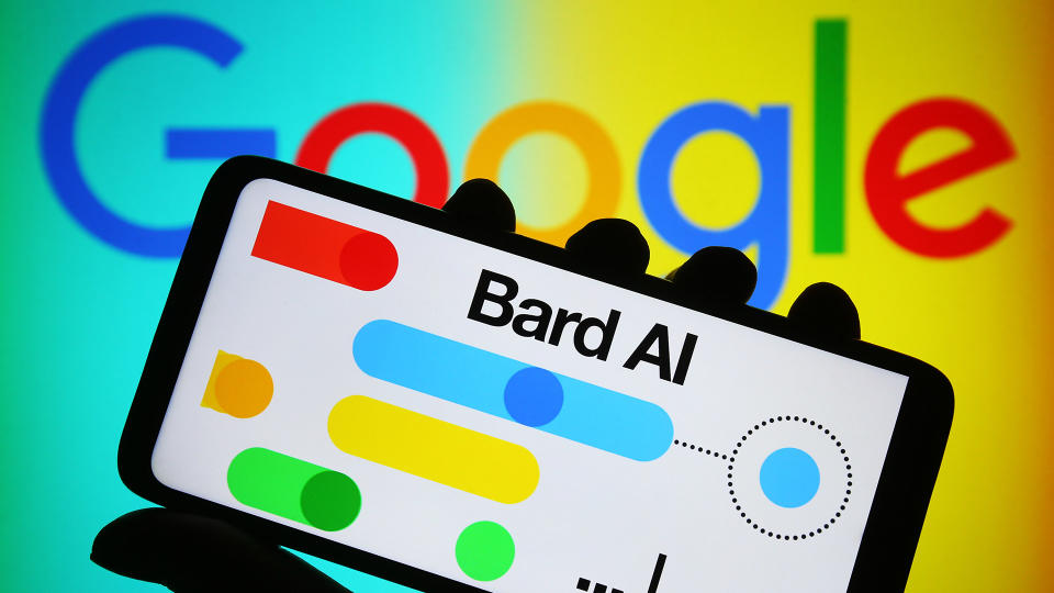   لوگوی Google Bard روی گوشی هوشمند در مقابل پس زمینه رنگارنگی که نشان گوگل را نشان می دهد 