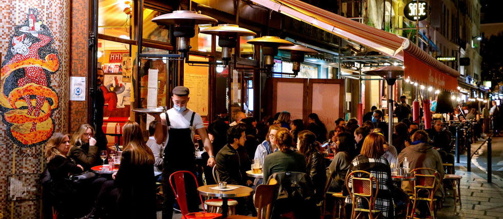 Mardi soir, Emmanuel Macron a annoncé que si les indicateurs le permettaient, la France se déconfinerait en trois phases. Toutefois, les bars vont rester fermés encore plusieurs mois.
