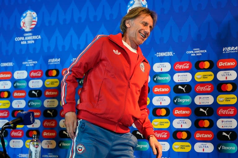 Sonríe Ricardo Gareca, en la conferencia de prensa antes del encuentro contra Argentina