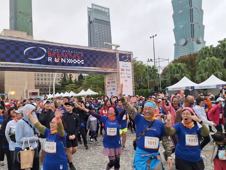 臺北馬拉松「歡樂早餐跑」3公里賽於16日早暖身登場。（體育局提供）