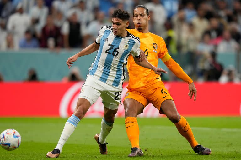 Nahuel Molina toca suavemente y convierte el gol para la Argentina ante Países Bajos por los cuartos de final de Qatar 2022.