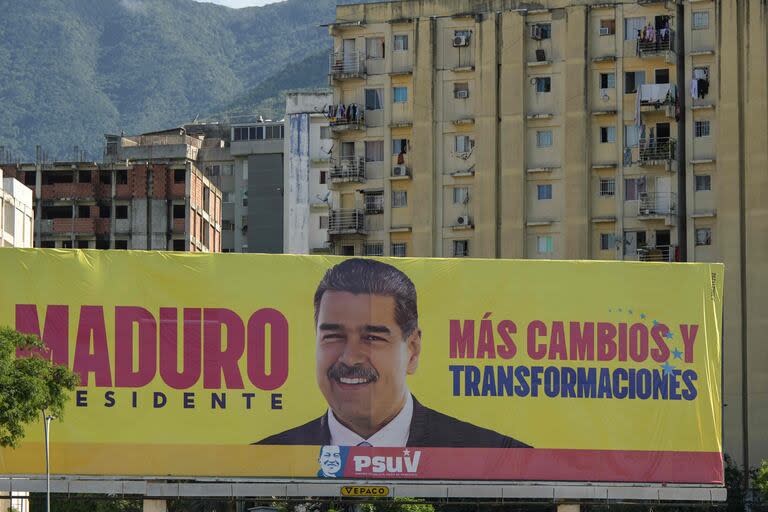 Un cartel con la imagen del presidente Nicolás Maduro en el barrio caraqueño del Petare 