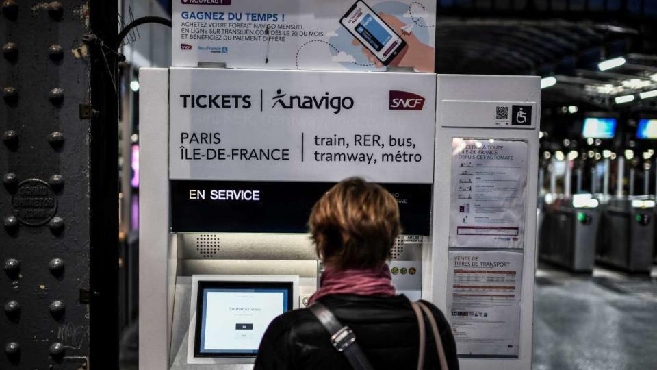 A commuter buys a ticket for the RATP (Paris' public transports operator) public transport at a vending machine, at the Gare de l'Est train station, in Paris, on December 23, 2019, on the 19th day of a nationwide multi-sector strike against the government's pensions overhaul. (Photo by STEPHANE DE SAKUTIN / AFP)