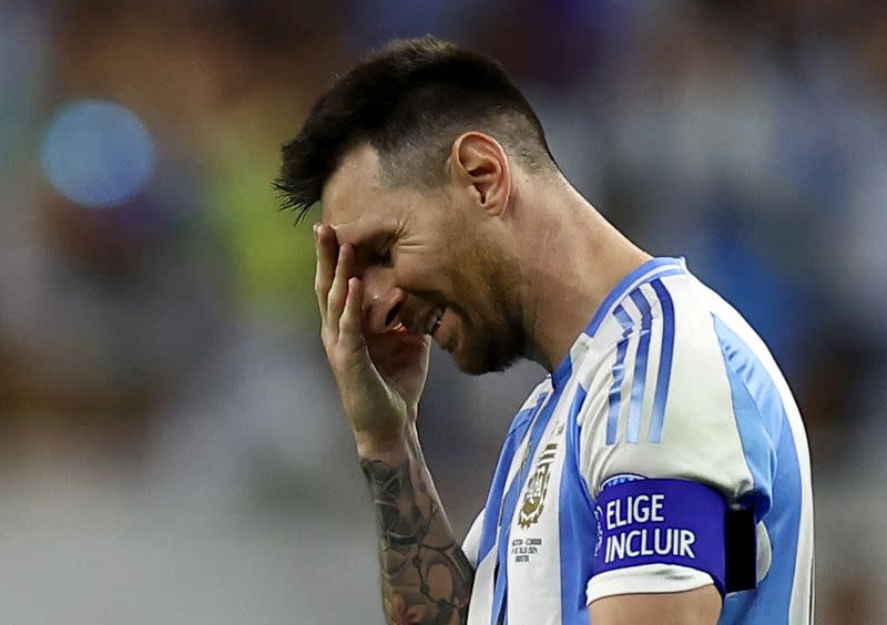 Foto del jueves del capitán de Argentina Lionel Messi reaccionando tras fallar un penal ante Ecuador