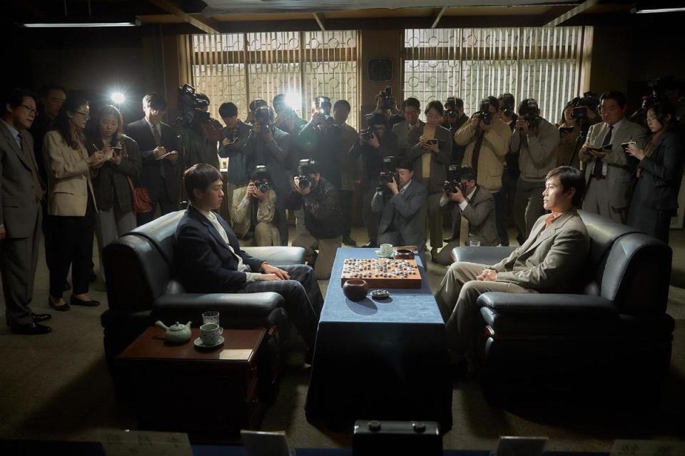 劉亞仁（左）與李炳憲主演電影《終極對奕》預計第二季上線。（網路圖片）
