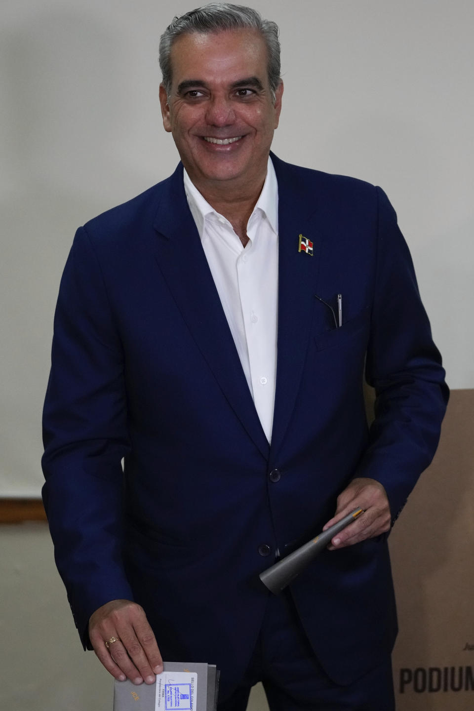 El actual presidente Luis Abinader, que busca la reelección por el Partido Revolucionario Moderno, vota durante las elecciones generales en Santo Domingo, República Dominicana, el domingo 19 de mayo de 2024. (Foto AP/Matías Delacroix)