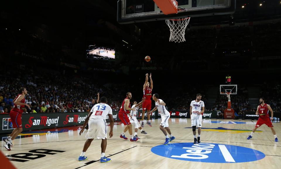 Serbia&#39;s Bogdan Bogdanovic pushes the ball up the basket during a basketball World Cup semifinal match between France and Serbia at the Palacio de los Deportes stadium in Madrid, Spain, Friday, Sept. 12, 2014. (AP Photo/Daniel Ochoa de Olza)