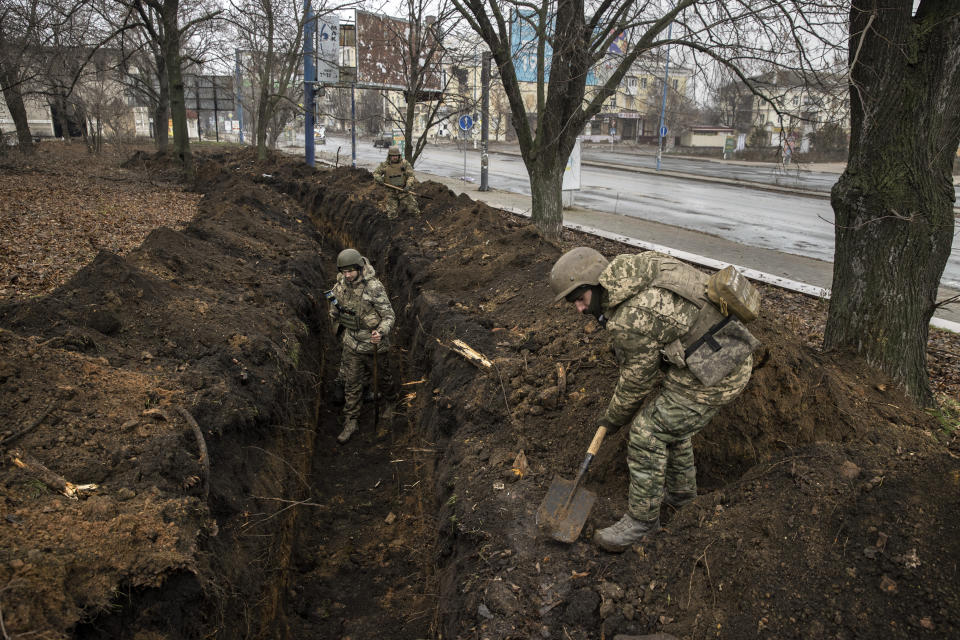 Militares ucranianos atacan a las fuerzas rusas cerca de Bajmut, el 7 de marzo de 2023. (Daniel Berehulak/The New York Times)
