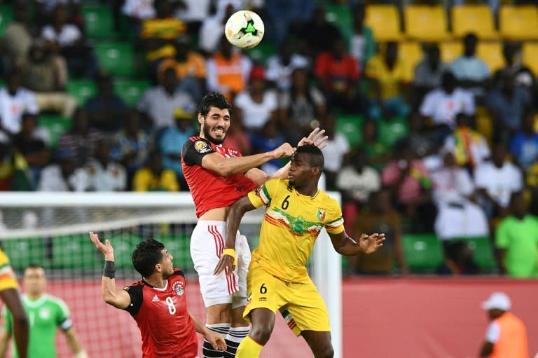 Egypt's defender Ali Gabr heads the ball next to Egypt's midfielder Tarek Hamed (L) and Mali's midfielder Lassana Coulibaly (R) during the 2017 Africa Cup of Nations group D football match between Mali and Egypt in Port-Gentil on January 17, 2017