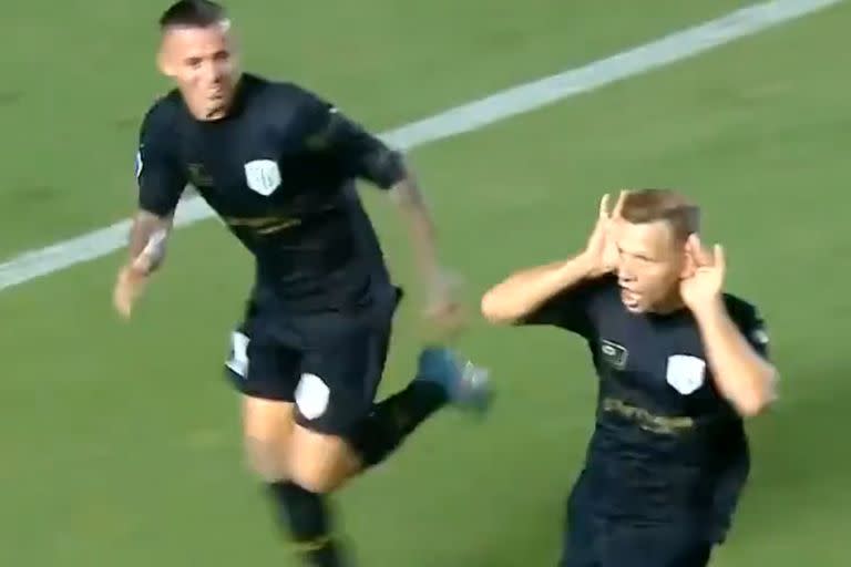 Nicolás Domingo celebra su golazo al estilo Topo Gigio