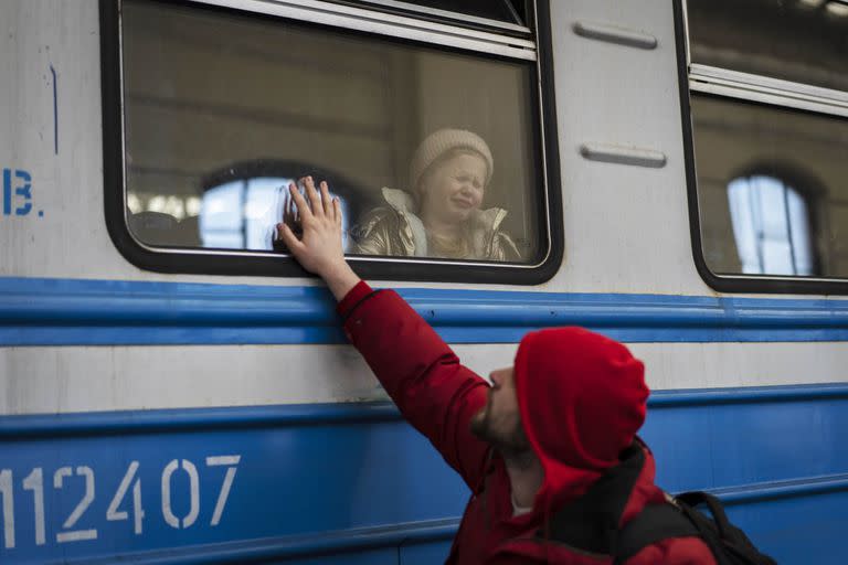 Un padre se despide de su hija en la estación de tren de Lviv, Ucrania, el martes 22 de marzo de 202