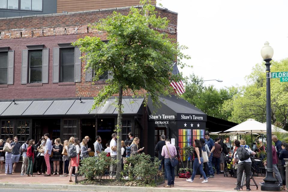 <p>People wait in line to get in to watch Former FBI Director James Comey testimony before the Senate Intelligence Committee on Capitol Hill at Shaw’s Bar in Washington, D.C., June 8, 2017. (Tasos Katopodis/EPA) </p>