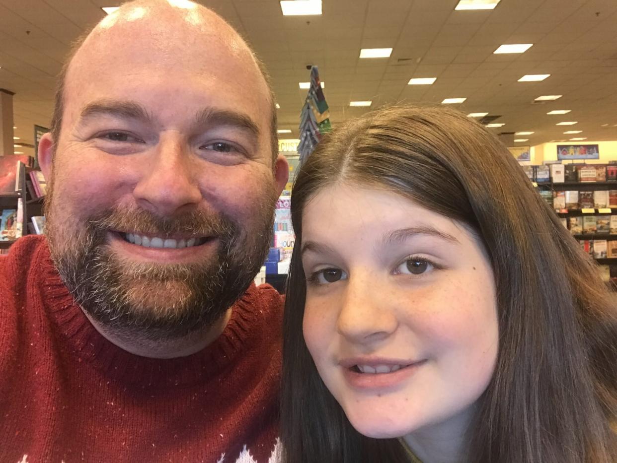 Dad Writes Over 690 Inspiring Lunch Notes to Daughter to Ease Her Anxiety at School: 'Be Present'