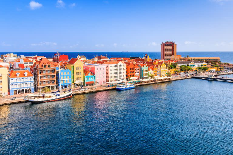 Coloridas casas coloniales en Willemstad, capital de Curazao en el Caribe. El centro de Willemstad es Patrimonio de la Humanidad por la UNESCO