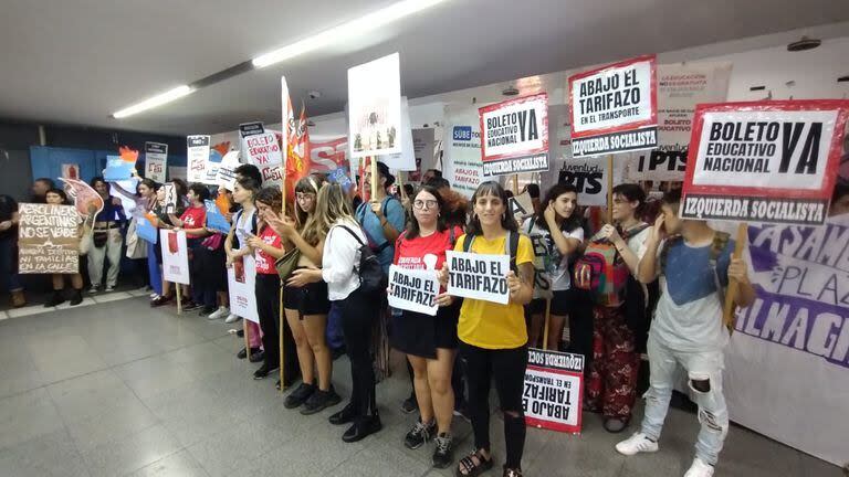 Estudiantes se manifiestan contra los aumentos del boleto en las bocas del subte