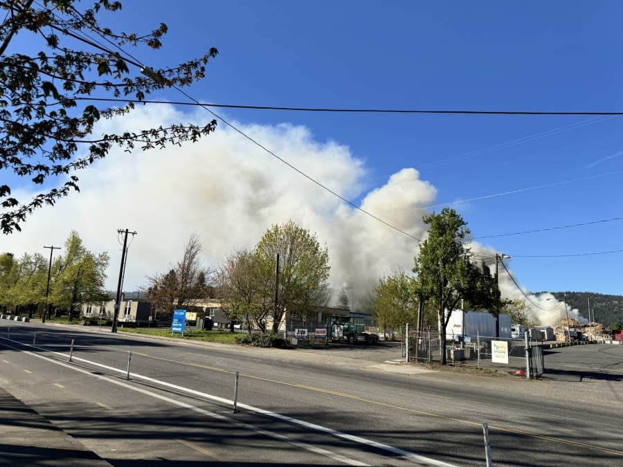 Portland Fire tackles large sawdust, pallet fire at wood recycling plant