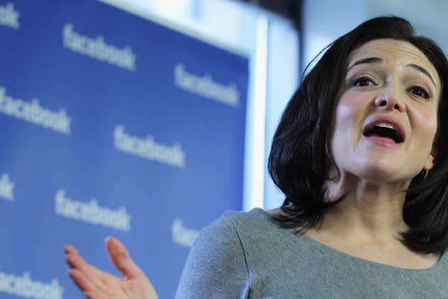 <b>Sheryl Sandberg</b><br><br>Seit vier Jahren ist Sheryl Sandberg die Geschäftsführerin von Facebook. Erst im Juni holte Facebook-Boss Mark Zuckerberg die 43-Jährige als erste Frau auch in den Verwaltungsrat des Social-Media-Riesen. Außerdem half die Harvard-Absolventin, Facebook an die Börse zu bringen. Vor kurzem sorgte Sandberg für Furore, als sie einen Teil ihrer Facebook-Aktien im Wert von ca. 7,5 Millionen Dollar (etwa 5,7 Millionen Euro) verkaufte. Bevor die Spitzen-Managerin zu Facebook wechselte, war sie schon für den Online-Verkauf beim Internet-Konzern Google verantwortlich. (Bild: AFP)